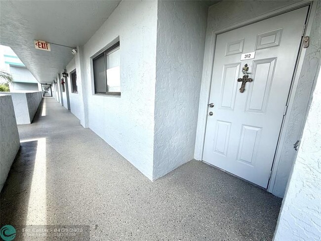 Building Photo - 4725 Lucerne Lakes Blvd