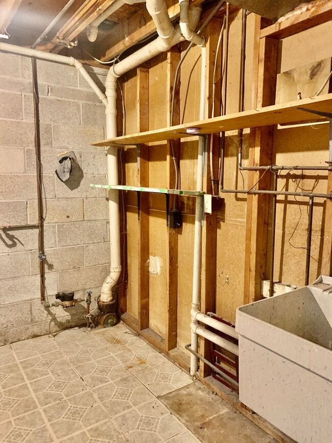 Building Photo - 8038 Evesborough Dr