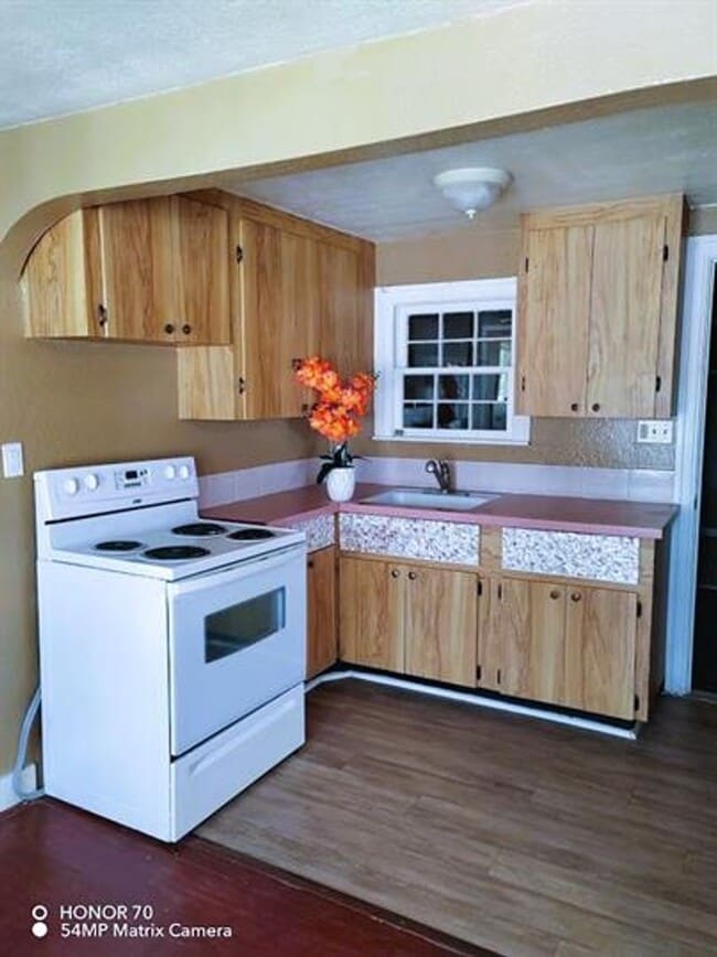 Building Photo - 823 16th Ave NW