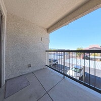 Building Photo - Charming 2nd Floor Unit In Gated Community!