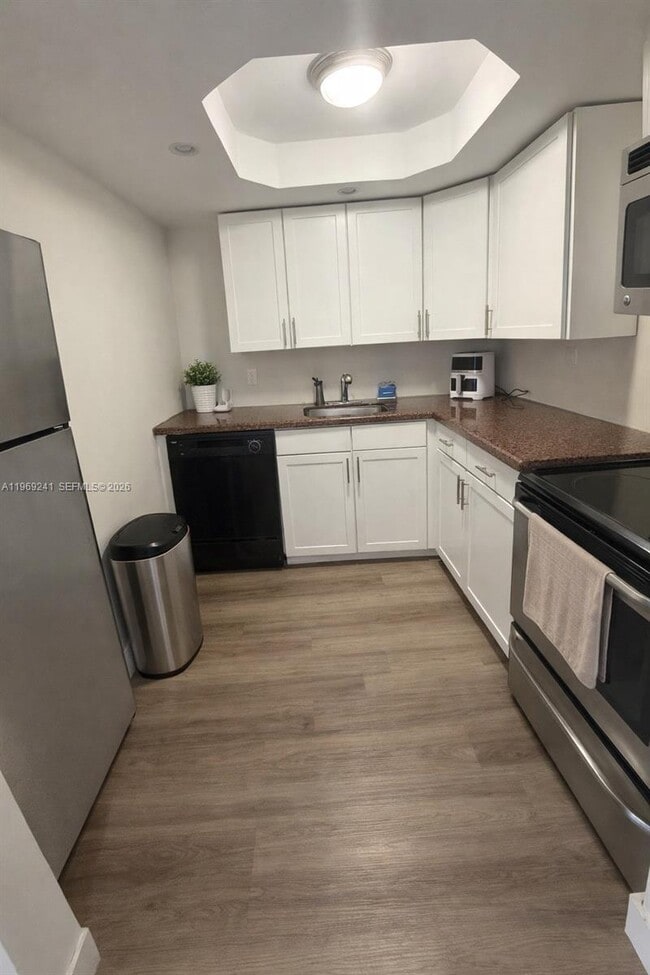 Building Photo - 1720 NW N River Dr