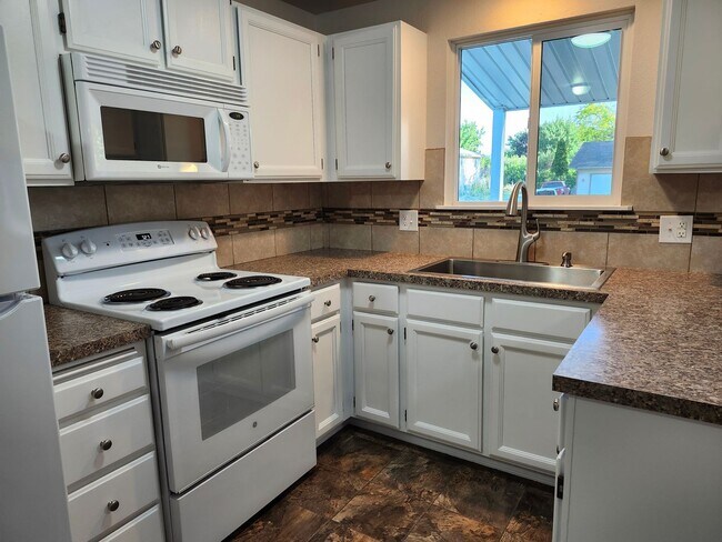 Building Photo - Beautiful 4 bedroom 2 bath Post Falls home for rent!