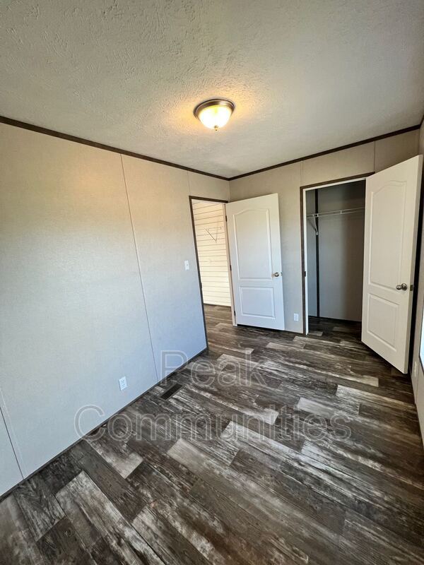 Building Photo - 215 Peach St