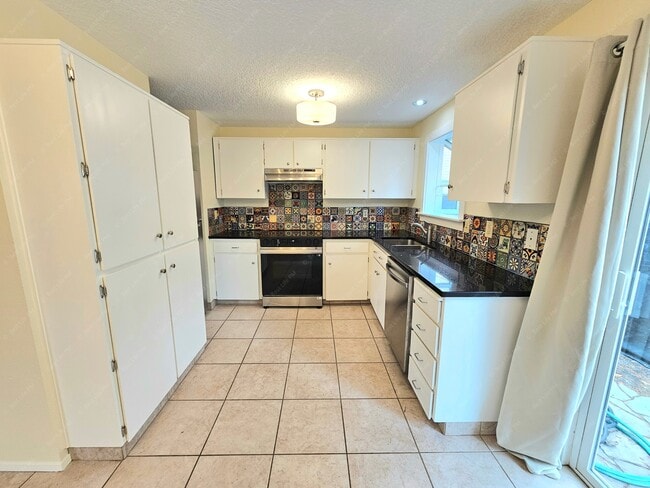 Building Photo - 7323 SE Rural St