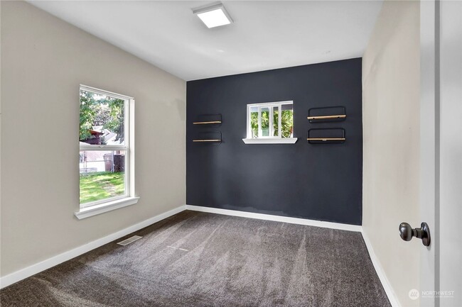 Building Photo - South Tacoma Beautifully Renovated 3bd 2 b...