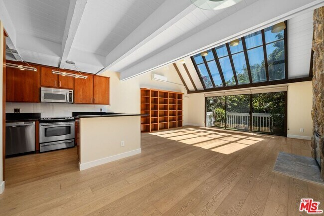 Primary Photo - 33 Reef St