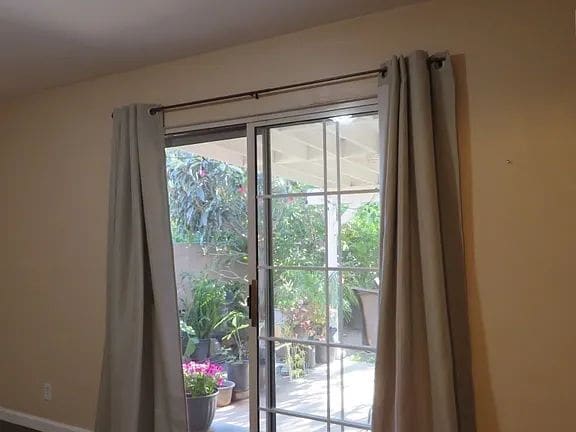 Building Photo - "Charming 1-Bedroom Retreat in Santa Ana – Perfect for Cozy Living!"