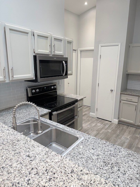 Building Photo - FOR RENT