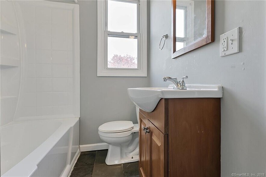 Building Photo - 107 Davis st