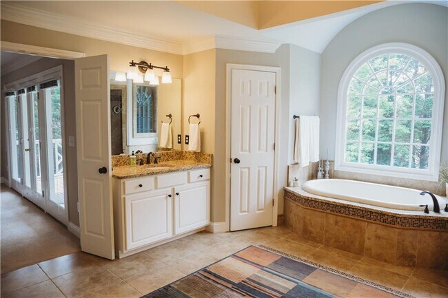 Building Photo - 605 Lake Medlock Dr