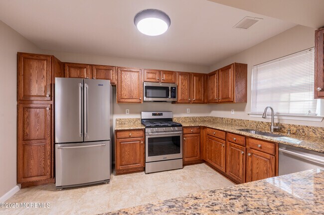 Building Photo - 157 Tulip Ln