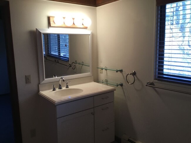 Building Photo - 850 Twin Oaks Dr