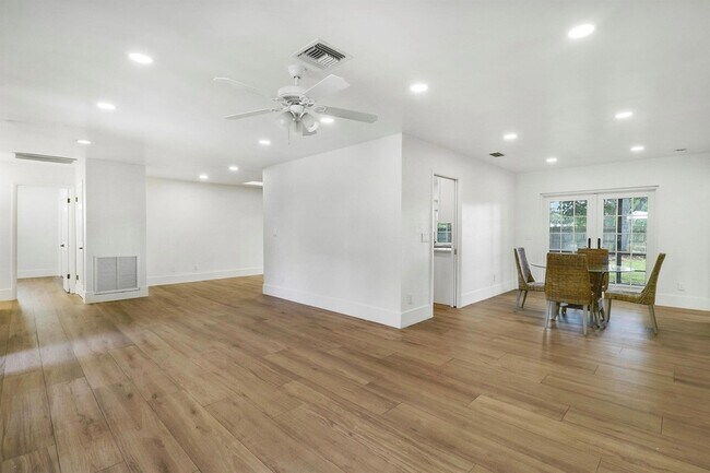 Building Photo - 1009 Alamanda Dr