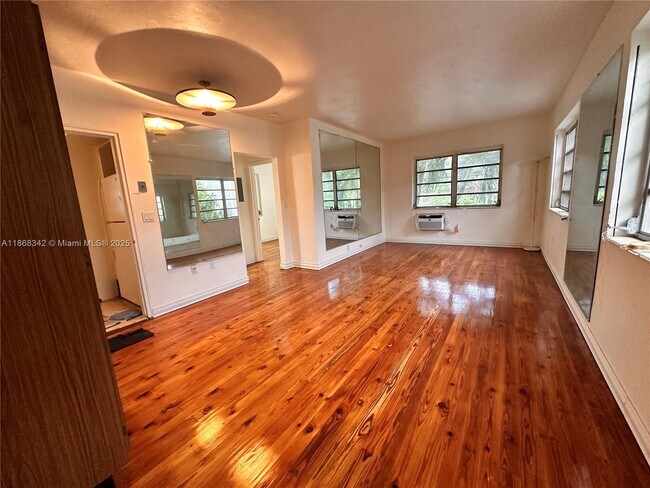 Building Photo - 4740 Pine Tree Dr