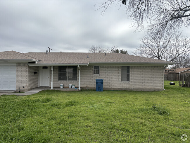 Building Photo - 1002 Huisache St