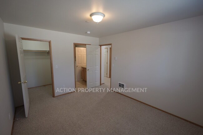Building Photo - 2 bed 1 bath, bottom floor apartment in Port Angeles, close to Peninsula College and the Olympic ...