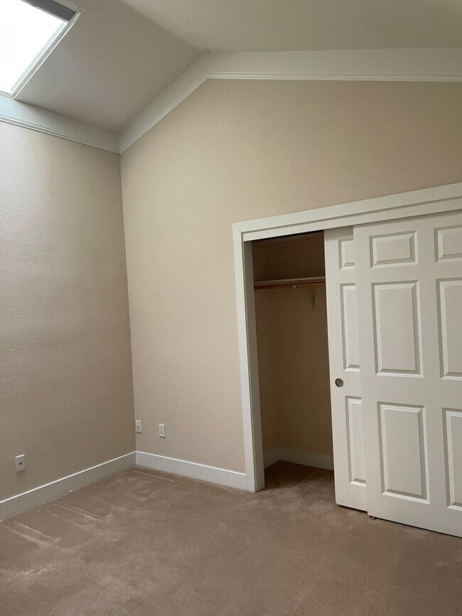 Building Photo - I STREET/22ND CORNER