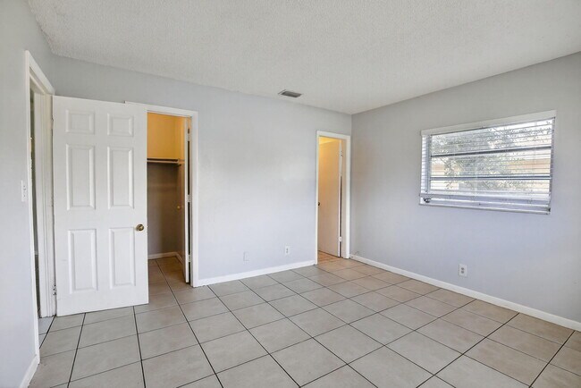 Building Photo - 1490 NW 20th St