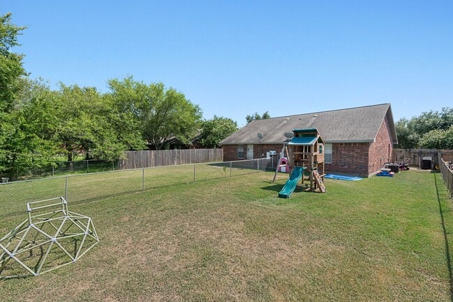 Building Photo - AUGUST PRE-LEASE!!  Cute 2 Bedroom 2 Bathr...