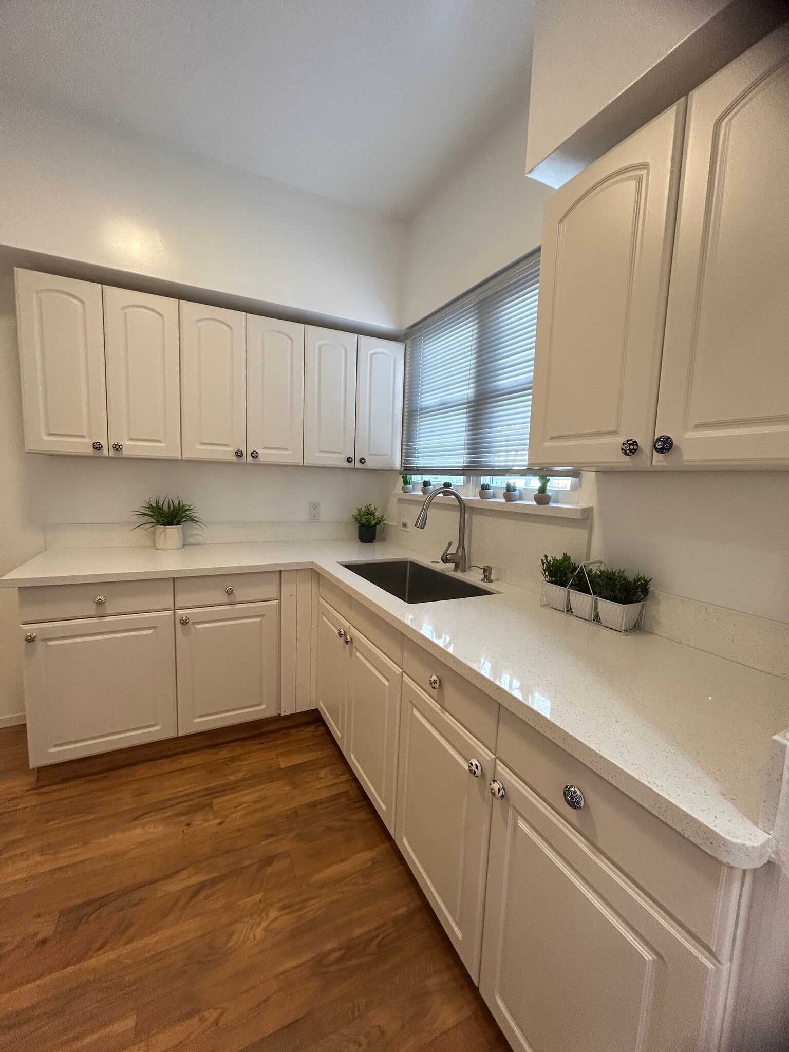 Building Photo - 850 S Kenmore Ave