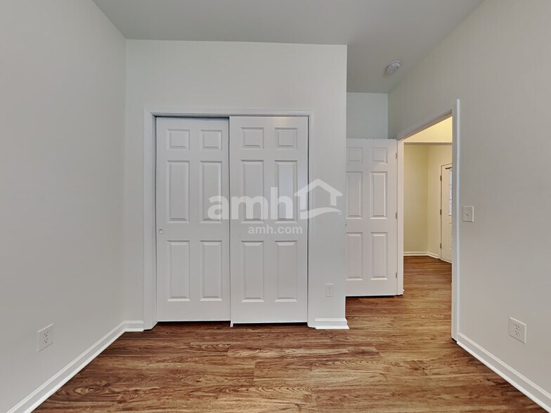 Building Photo - 110 Deerpath Trail