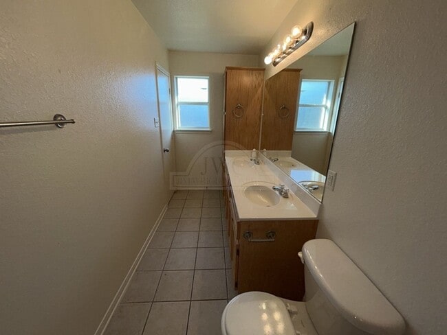 Building Photo - 1303 Cinch Dr