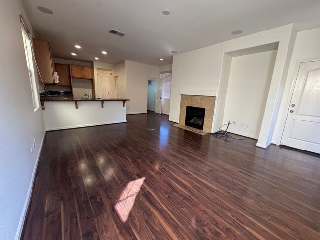 Building Photo - Gorgeous 4 Bedroom Home! Close to Great Sc...