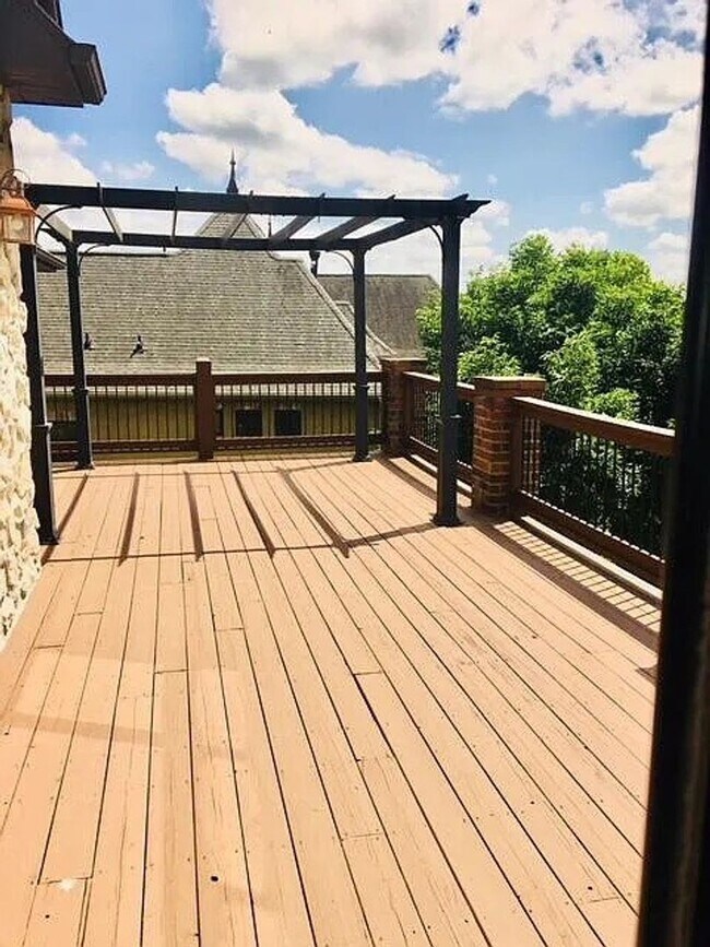 Building Photo - Gorgeous Home Located on Rivercut Golf Cou...