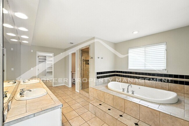 Building Photo - Luxury Meets Location – Impeccable 5BR Hom...