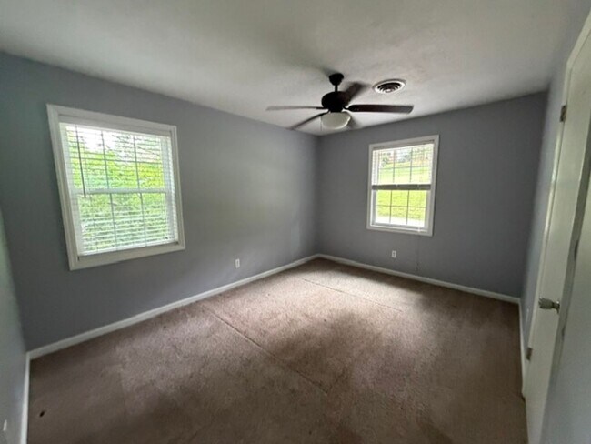 Building Photo - 4040 Lynncrest Dr NE
