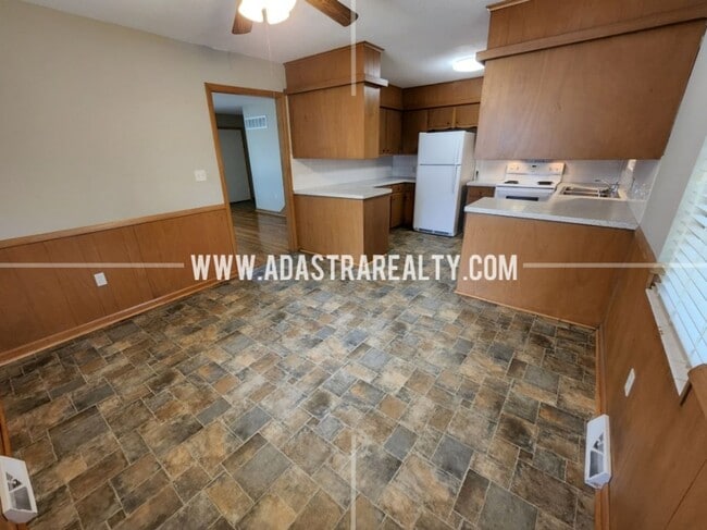 Building Photo - 212 Brookside Dr