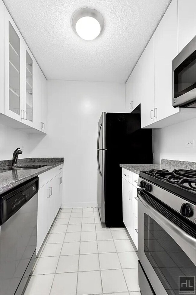 Building Photo - Spacious 3-Bedroom, 2-Bath Apartment on We...