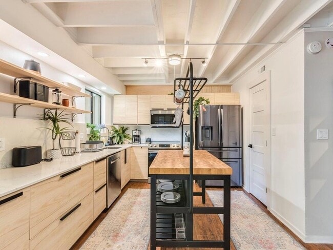 Building Photo - 500 E Riverside Dr