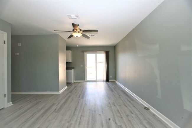 Building Photo - Beautifully updated 1 bedroom apartment within walking distance to the beach!