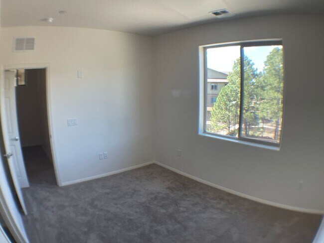 Building Photo - MOVE IN READY! Top-Floor Condo in the Hear...