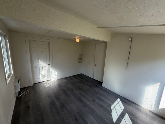 Building Photo - Bungalow nestled in East Sacramento!