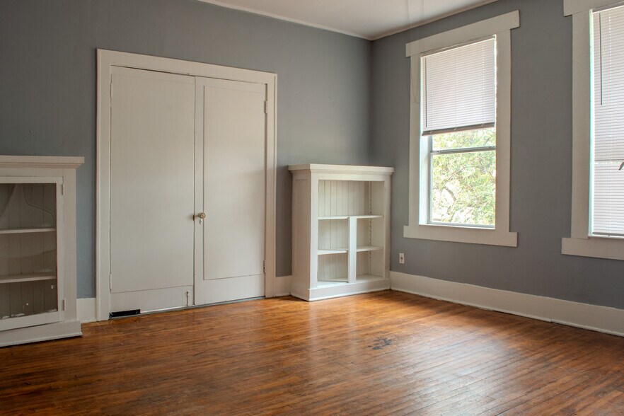 Building Photo - 621 Merrick St