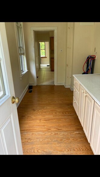 Building Photo - 165 Main St