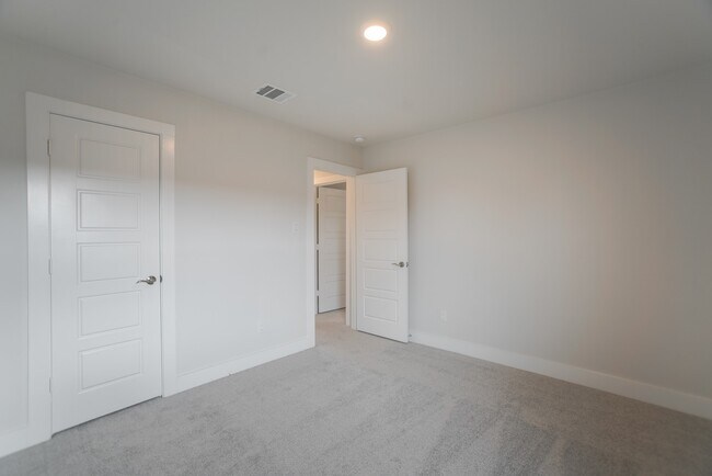 Building Photo - 10614 Whitejacket