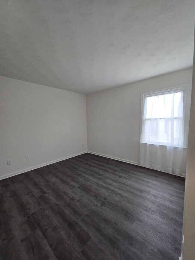 Building Photo - Beautifully renovated 4 bedroom home in Vi...