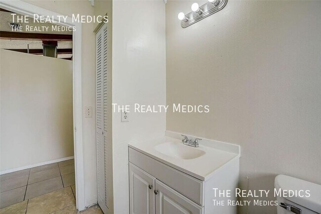 Building Photo - 1886 Elkcam Blvd