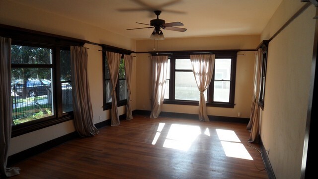 Building Photo - Charming craftsman home located in the hig...