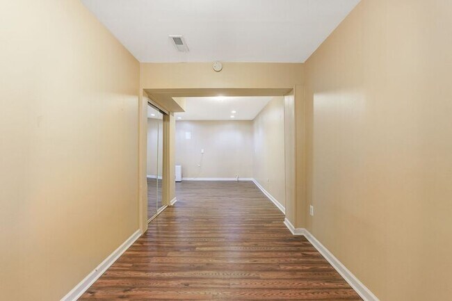 Building Photo - 128 Kings Mill Dr