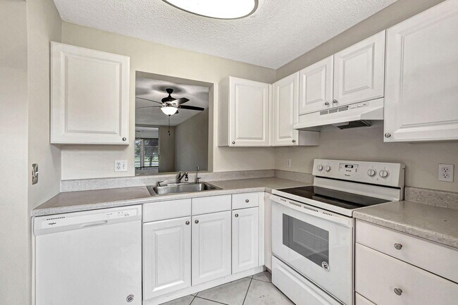 Building Photo - 6795 Huntington Ln