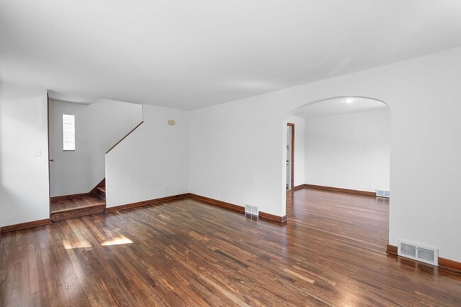 Building Photo - AVAILABLE OCT 1ST!! GORGEOUS & TOTALLY REN...