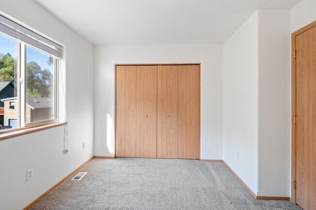 Building Photo - Downtown / Peaceful Valley 2 Bed 2 Bath ho...