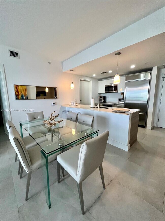 Building Photo - 1300 Brickell Bay Dr