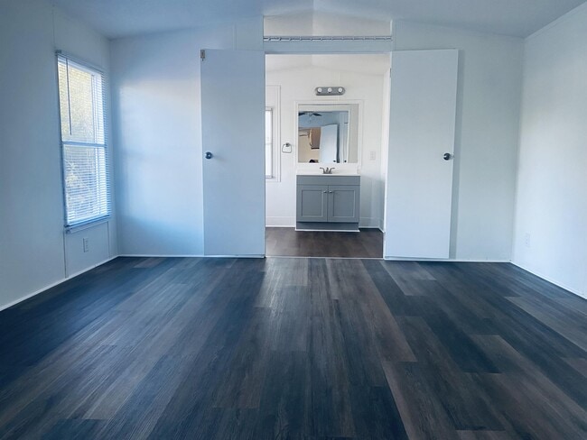 Building Photo - 918 Salters St