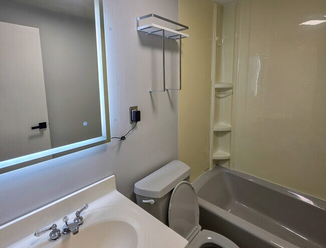 Building Photo - 408 Hazelnut Dr