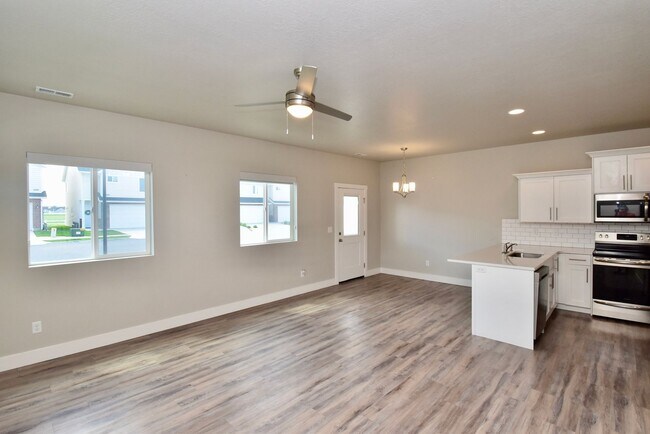 Building Photo - 3 Bedroom 2.5 Bath Townhome in West Haven!!